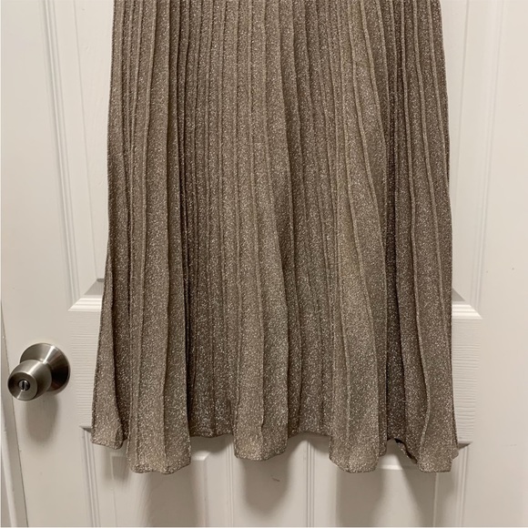 NWT Antonio Melani Donna Pleated
Metallic Pull-On Midi Skirt - Picture 4 of 6